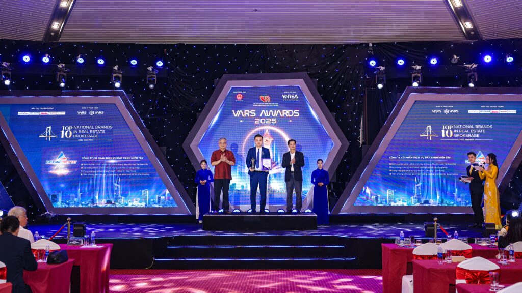 Tổng giám đốc Đất Xanh Miền Tây – ông Lê Minh Thành nhận giải Cầu Vàng tại VARS AWARDS 2025