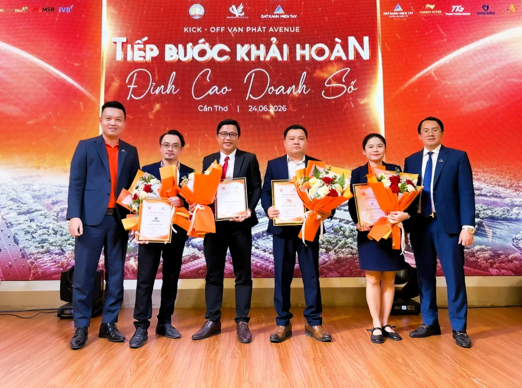 Tổng công ty Đất xanh Miền Tây trao chứng nhận và tặng hoa tri ân đến các đại lý phân phối