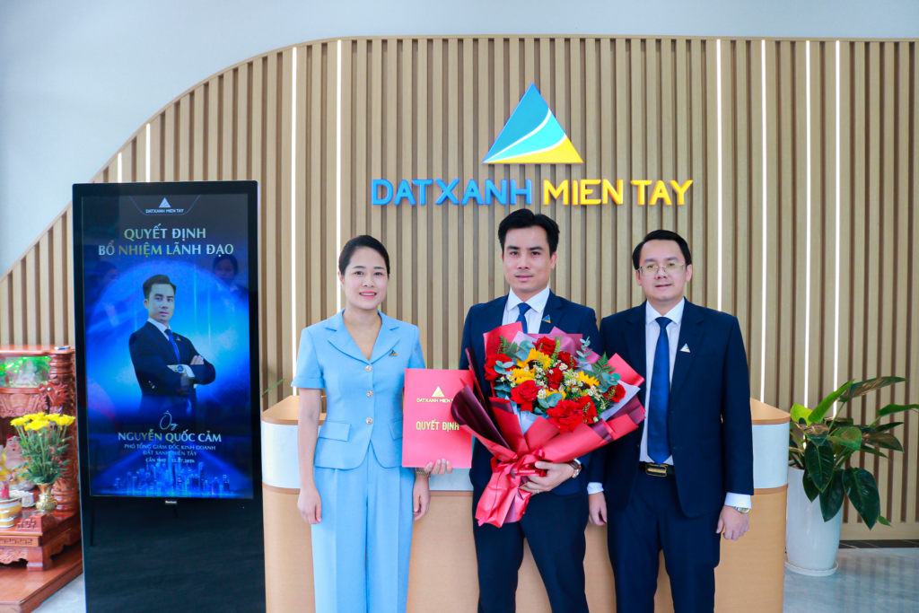 Trao quyết định bổ nhiệm cho ông Nguyễn Quốc Cảm - Tân Phó Tổng Giám đốc Kinh doanh