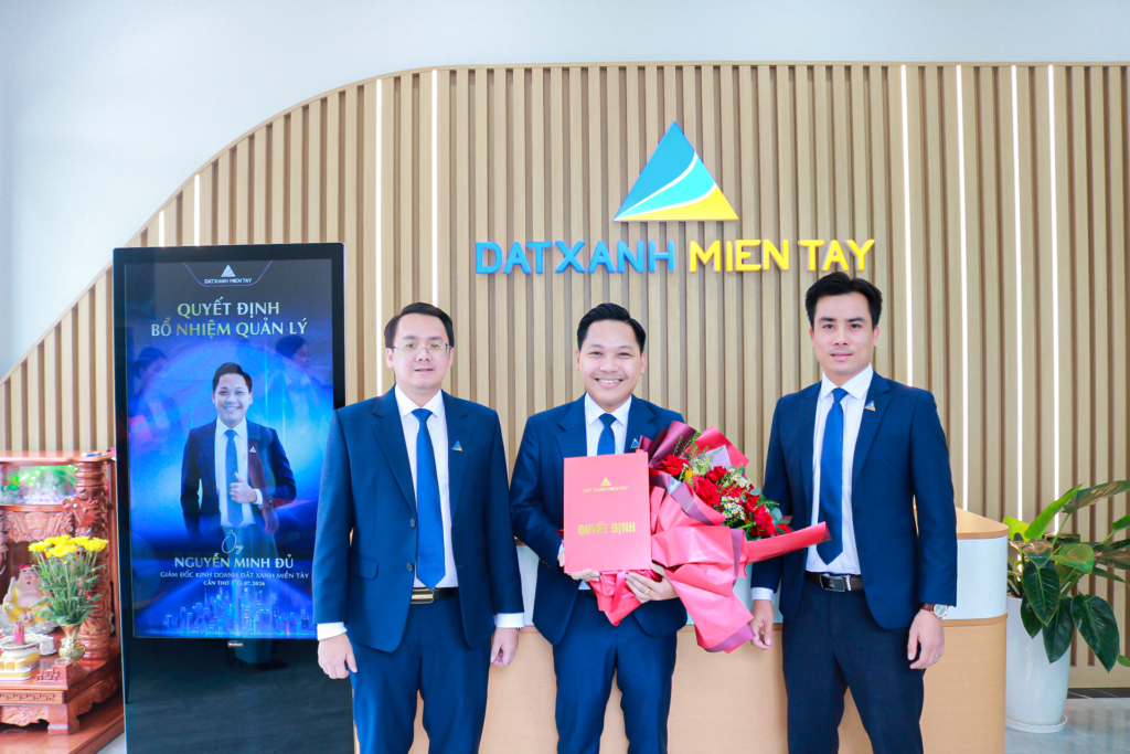 Trao quyết định bổ nhiệm cho ông Nguyễn Minh Đủ – Tân Giám đốc Kinh doanh 
